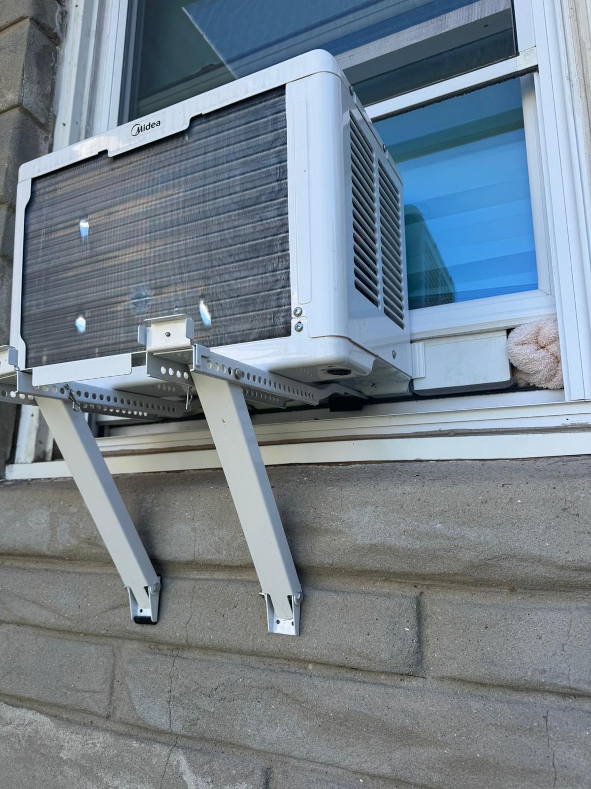 Midea window AC recall fix showing installed drain plug to prevent water leakage